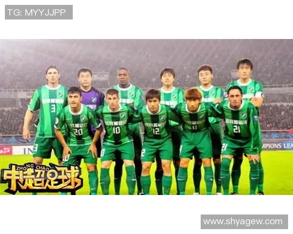 足球明星进球后激情奔向队友庆祝瞬间展现团队精神与默契配合 足球明星进球后激情奔向队友庆祝瞬间展现团队精神与默契配合